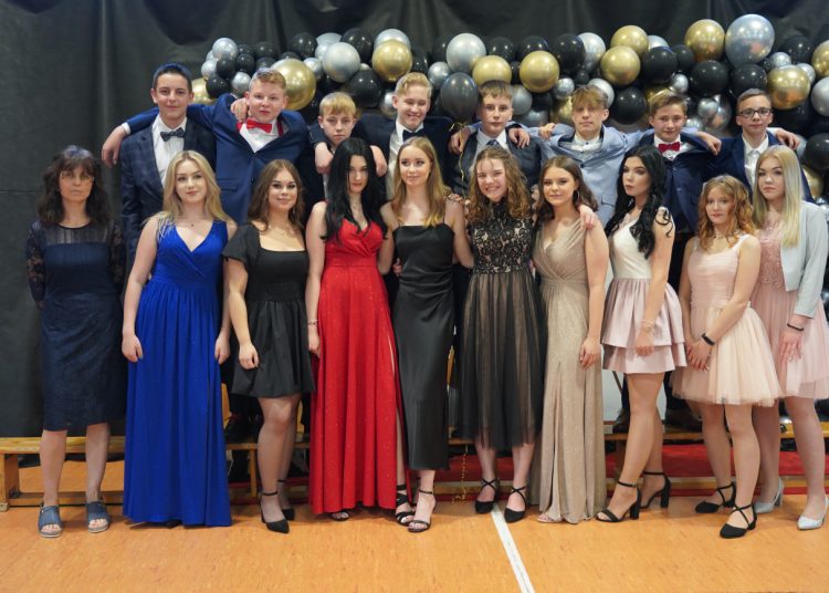 Bal Ósmoklasisty w Jedynce ZDJĘCIA KLASOWE