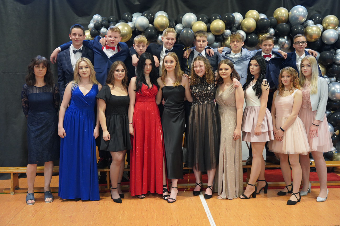 Bal Ósmoklasisty w Jedynce ZDJĘCIA KLASOWE