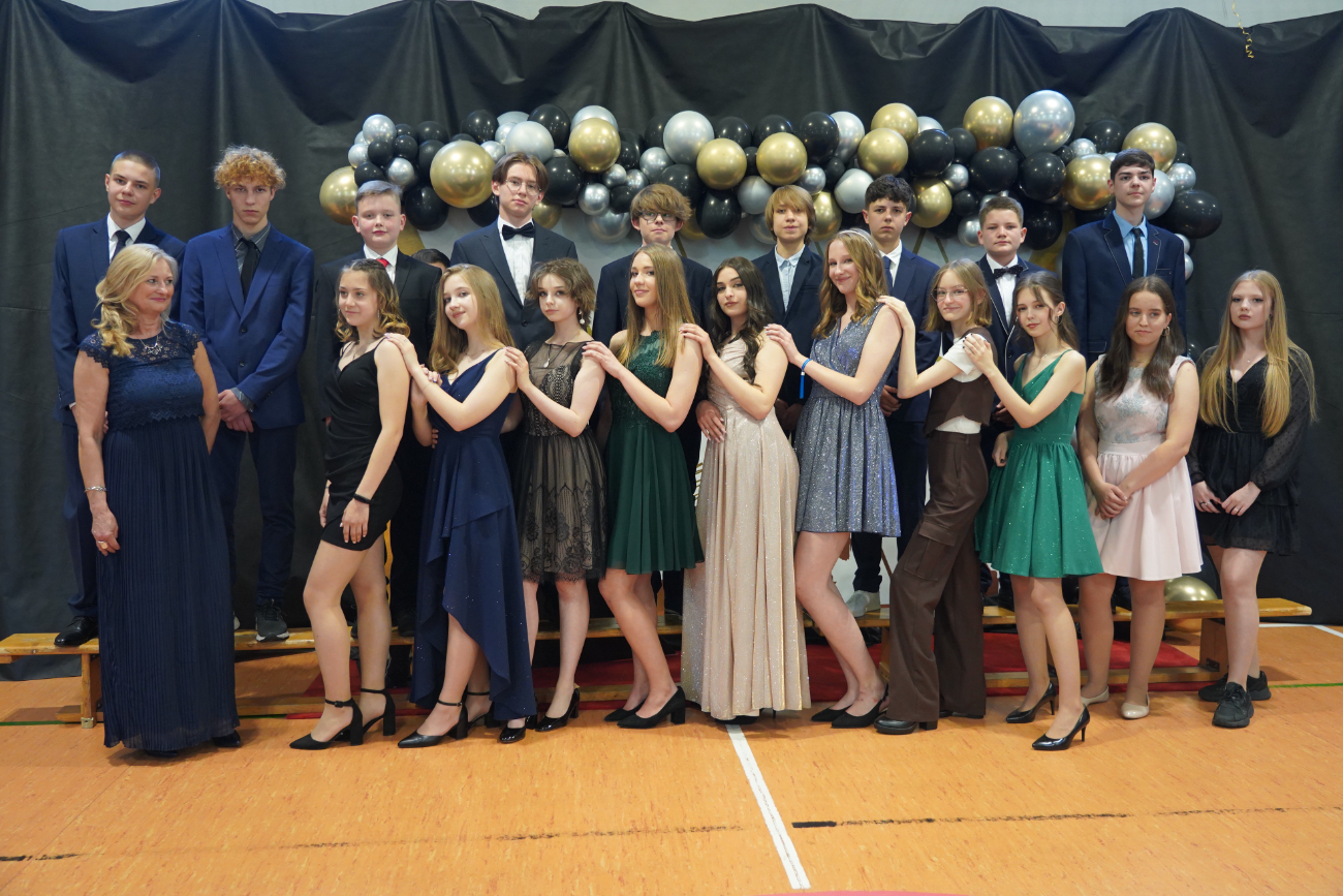 Bal Ósmoklasisty w Jedynce ZDJĘCIA KLASOWE