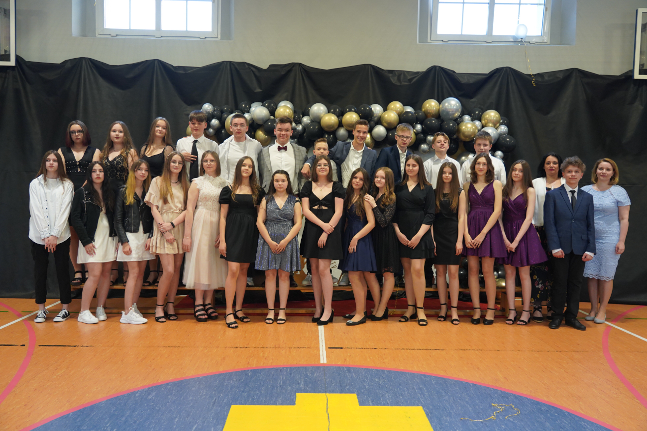 Bal Ósmoklasisty w Jedynce ZDJĘCIA KLASOWE