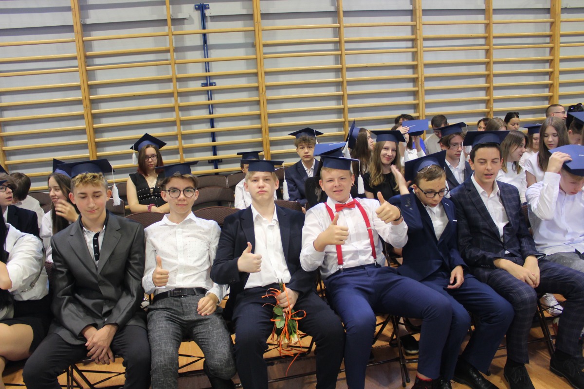 Pożegnanie absolwentów w Jedynce ZDJĘCIA