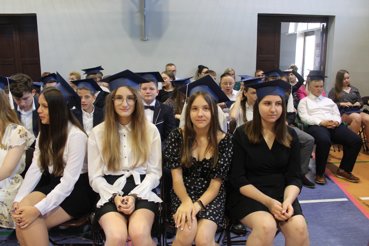 Pożegnanie absolwentów w Jedynce ZDJĘCIA