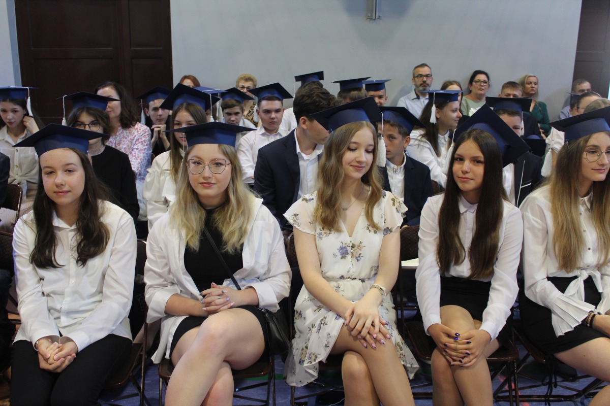 Pożegnanie absolwentów w Jedynce ZDJĘCIA
