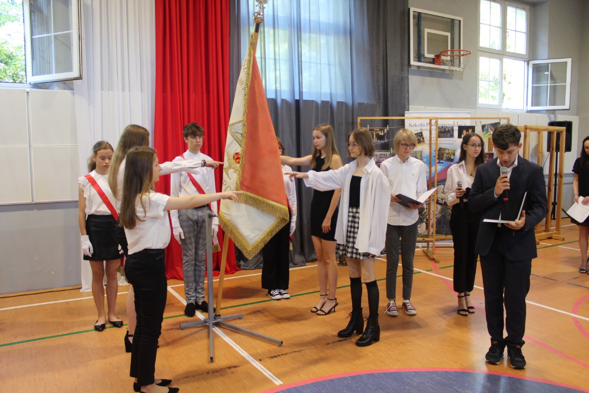 Pożegnanie absolwentów w Jedynce ZDJĘCIA