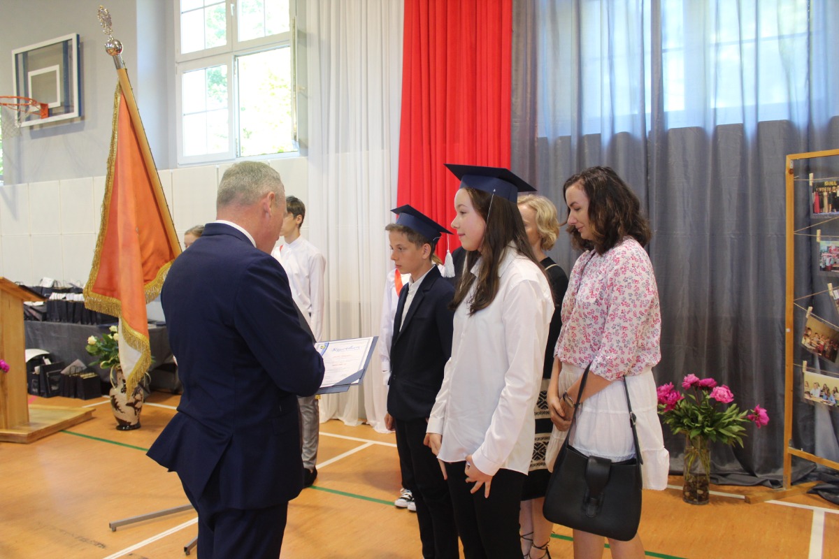 Pożegnanie absolwentów w Jedynce ZDJĘCIA