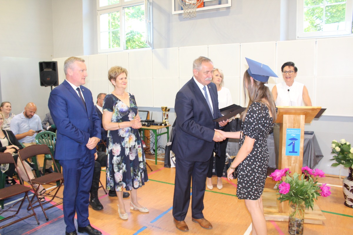 Pożegnanie absolwentów w Jedynce ZDJĘCIA