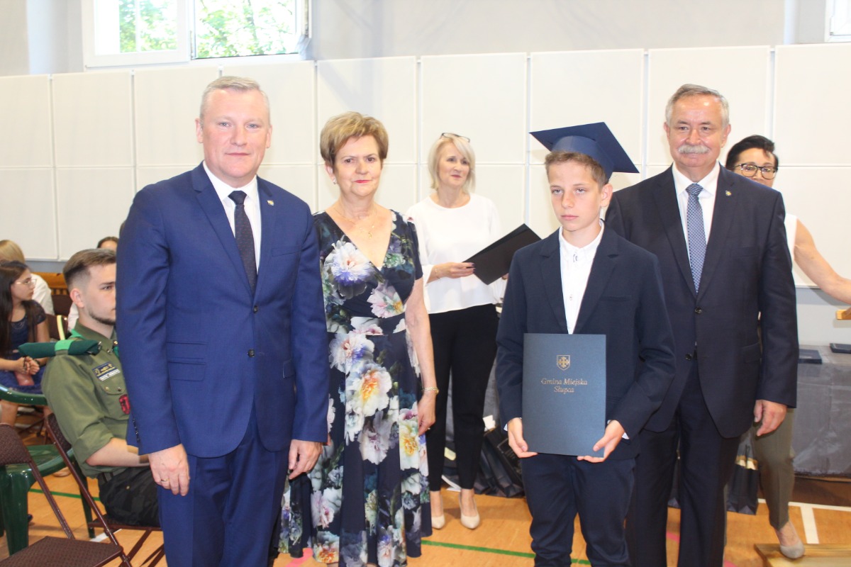 Pożegnanie absolwentów w Jedynce ZDJĘCIA