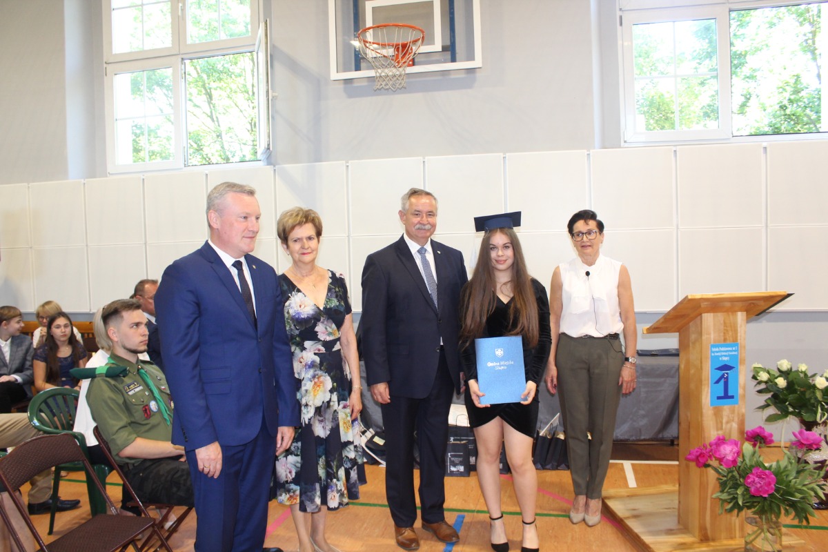 Pożegnanie absolwentów w Jedynce ZDJĘCIA