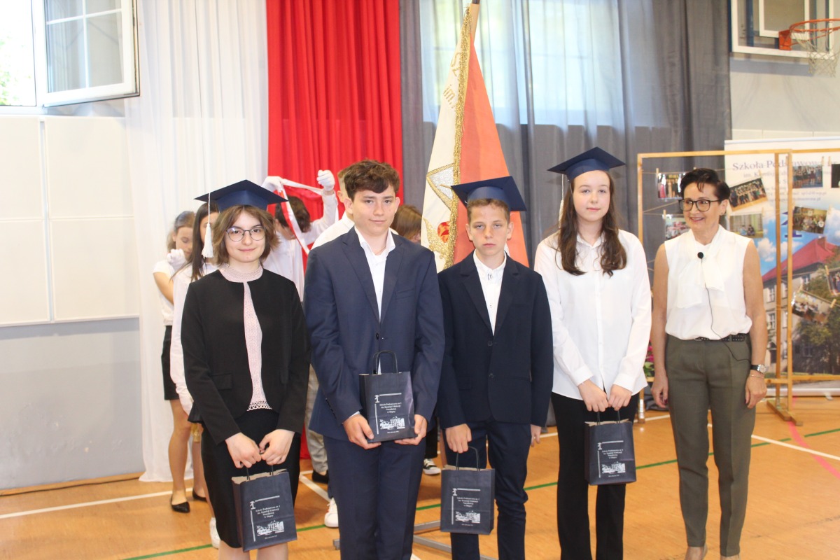 Pożegnanie absolwentów w Jedynce ZDJĘCIA