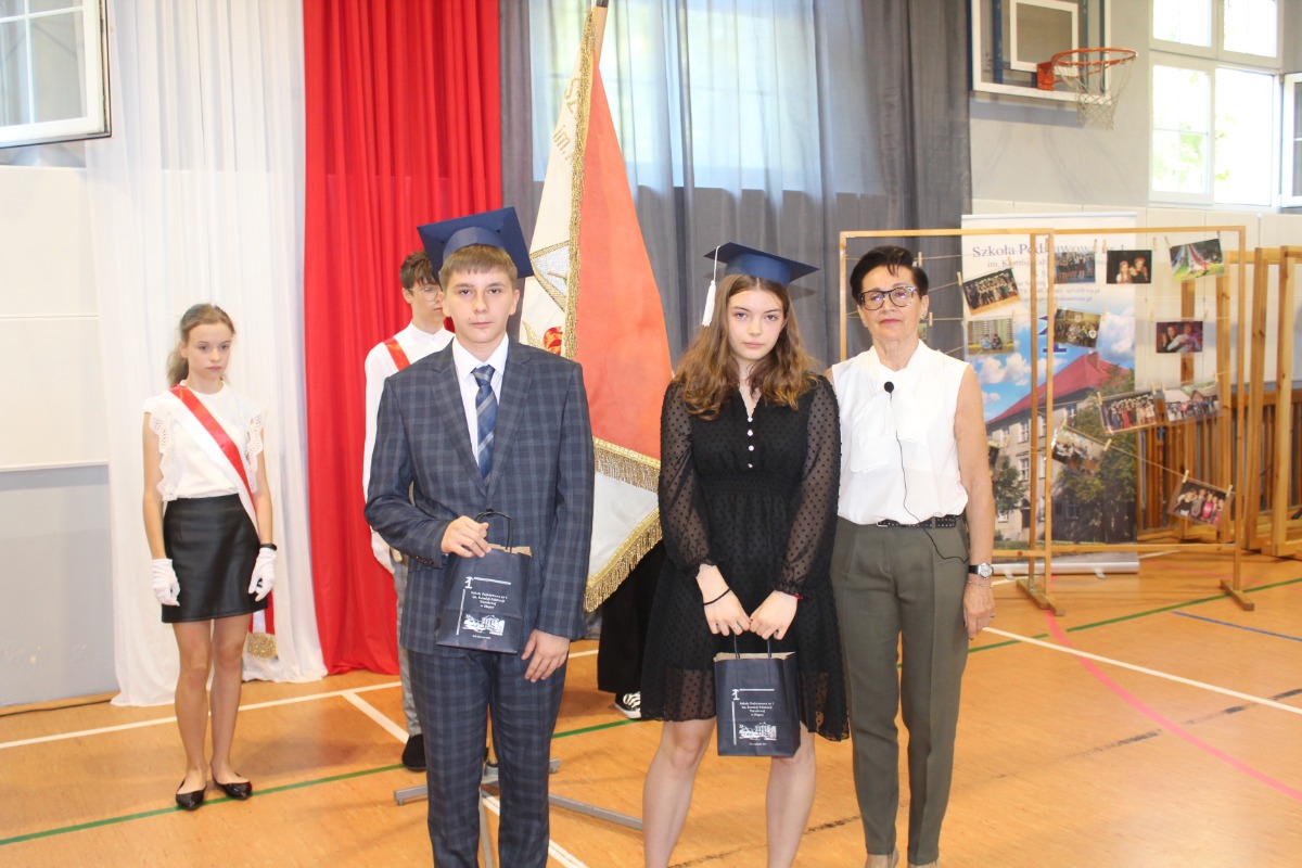 Pożegnanie absolwentów w Jedynce ZDJĘCIA