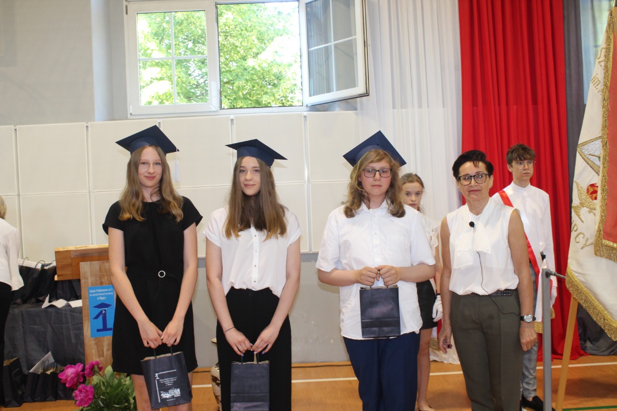 Pożegnanie absolwentów w Jedynce ZDJĘCIA