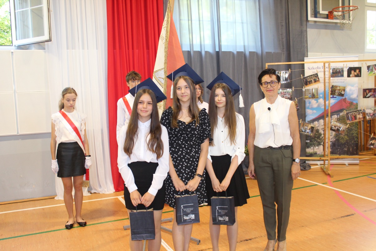 Pożegnanie absolwentów w Jedynce ZDJĘCIA