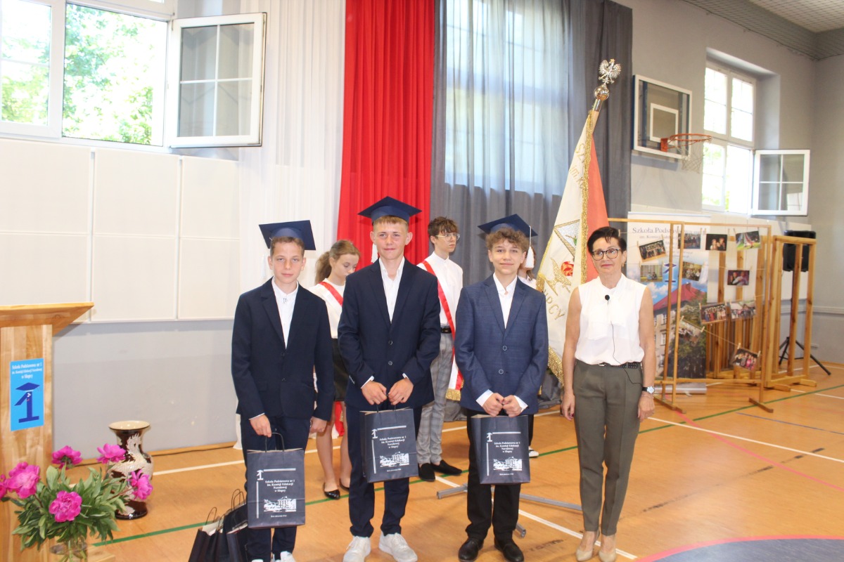 Pożegnanie absolwentów w Jedynce ZDJĘCIA