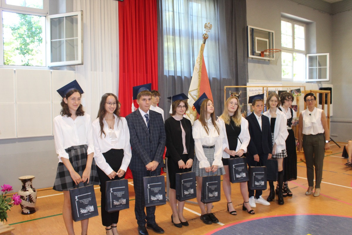 Pożegnanie absolwentów w Jedynce ZDJĘCIA