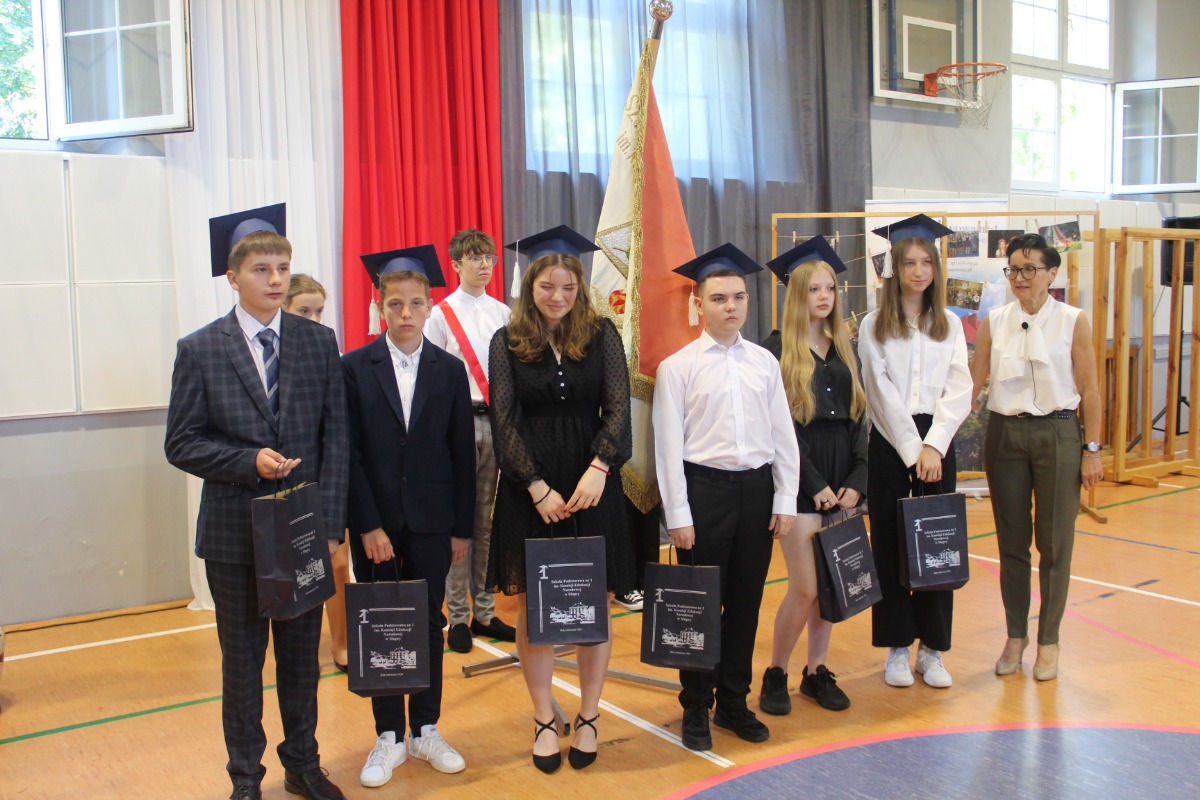 Pożegnanie absolwentów w Jedynce ZDJĘCIA