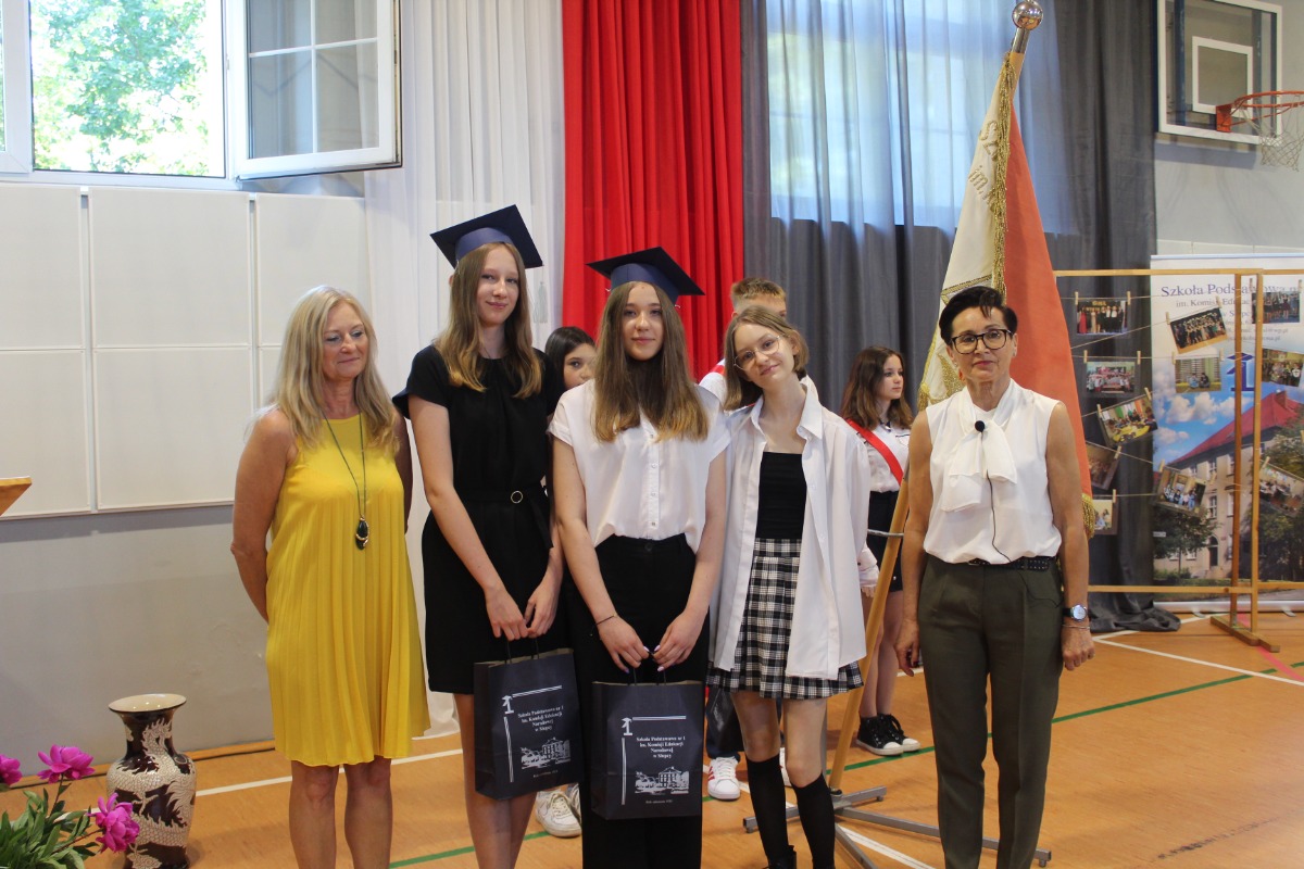 Pożegnanie absolwentów w Jedynce ZDJĘCIA