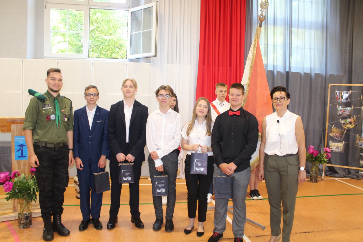 Pożegnanie absolwentów w Jedynce ZDJĘCIA