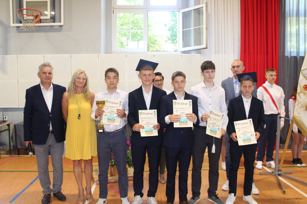 Pożegnanie absolwentów w Jedynce ZDJĘCIA