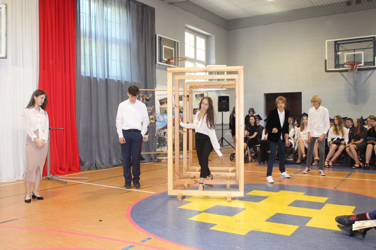 Pożegnanie absolwentów w Jedynce ZDJĘCIA