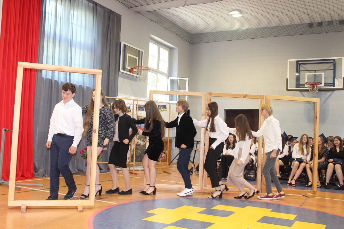 Pożegnanie absolwentów w Jedynce ZDJĘCIA