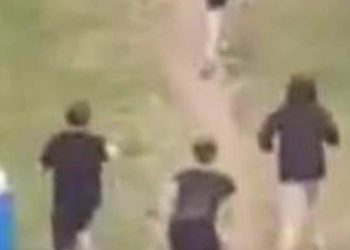 Wrzucili petardę do toalety. „Chce dać Wam szansę”