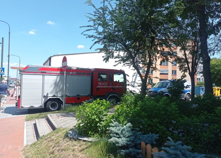 Tragedia w bloku. Na miejscu pracują służby