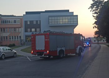 Kilka wozów strażackich przy szpitalu. Co się stało?