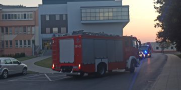 Kilka wozów strażackich przy szpitalu. Co się stało?