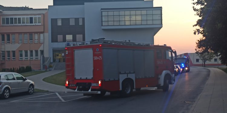 Kilka wozów strażackich przy szpitalu. Co się stało?