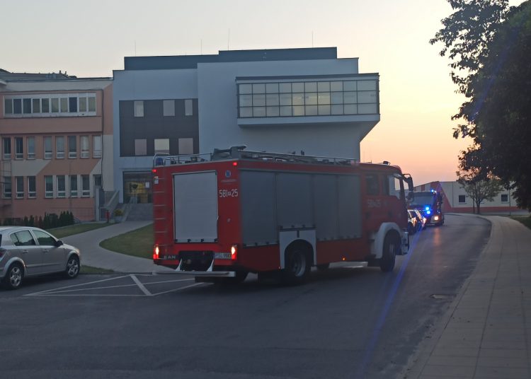 Kilka wozów strażackich przy szpitalu. Co się stało?