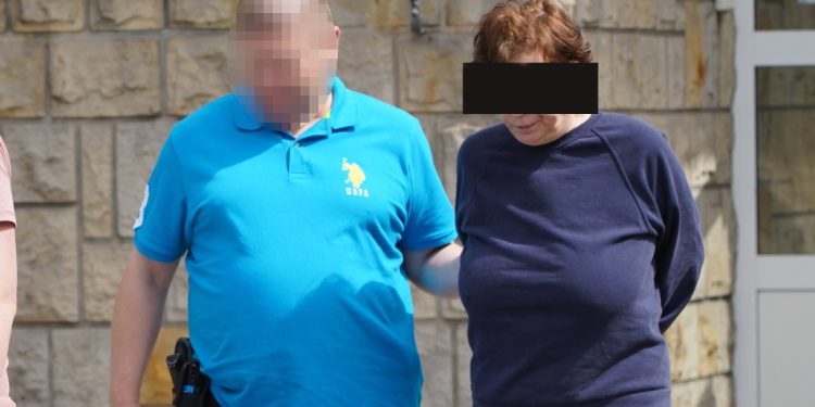 Wbiła mu nóż w plecy