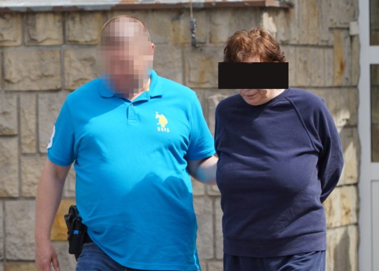 Wbiła mu nóż w plecy