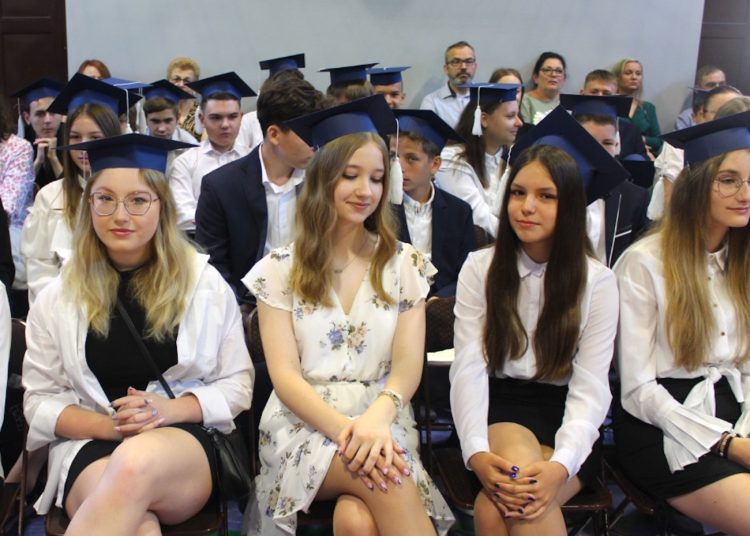 Pożegnanie absolwentów w Jedynce ZDJĘCIA