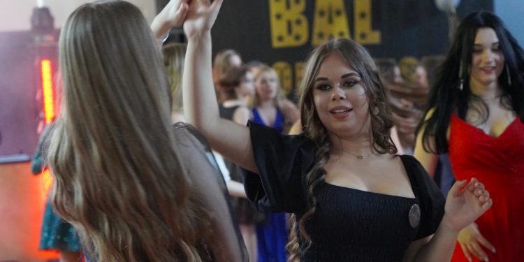 Tak się bawili ósmoklasiści. Zobacz film z balu