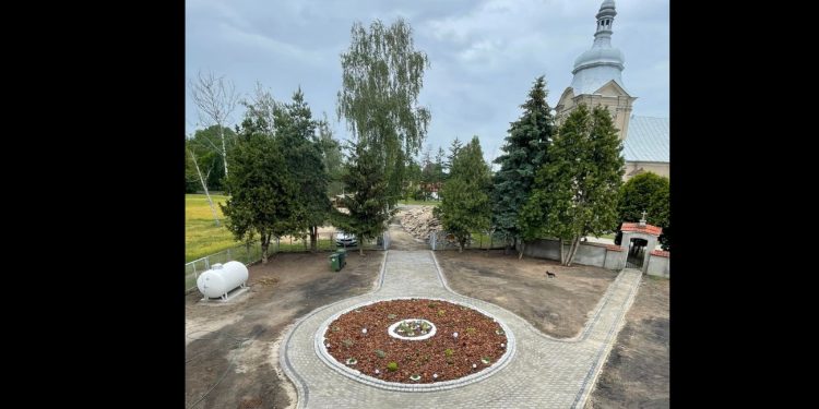 Coraz piękniej wokół kościoła