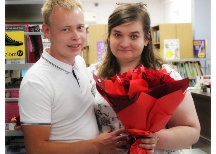 Zaręczyli się w bibliotece