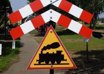 Zamknięty przejazd kolejowy w Łężcu