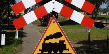 Zamknięty przejazd kolejowy w Łężcu