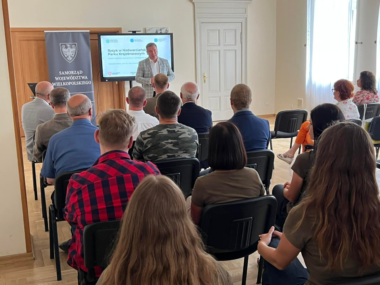 W inkubatorach odchowali ptaki. Właśnie wypuścili na wolność