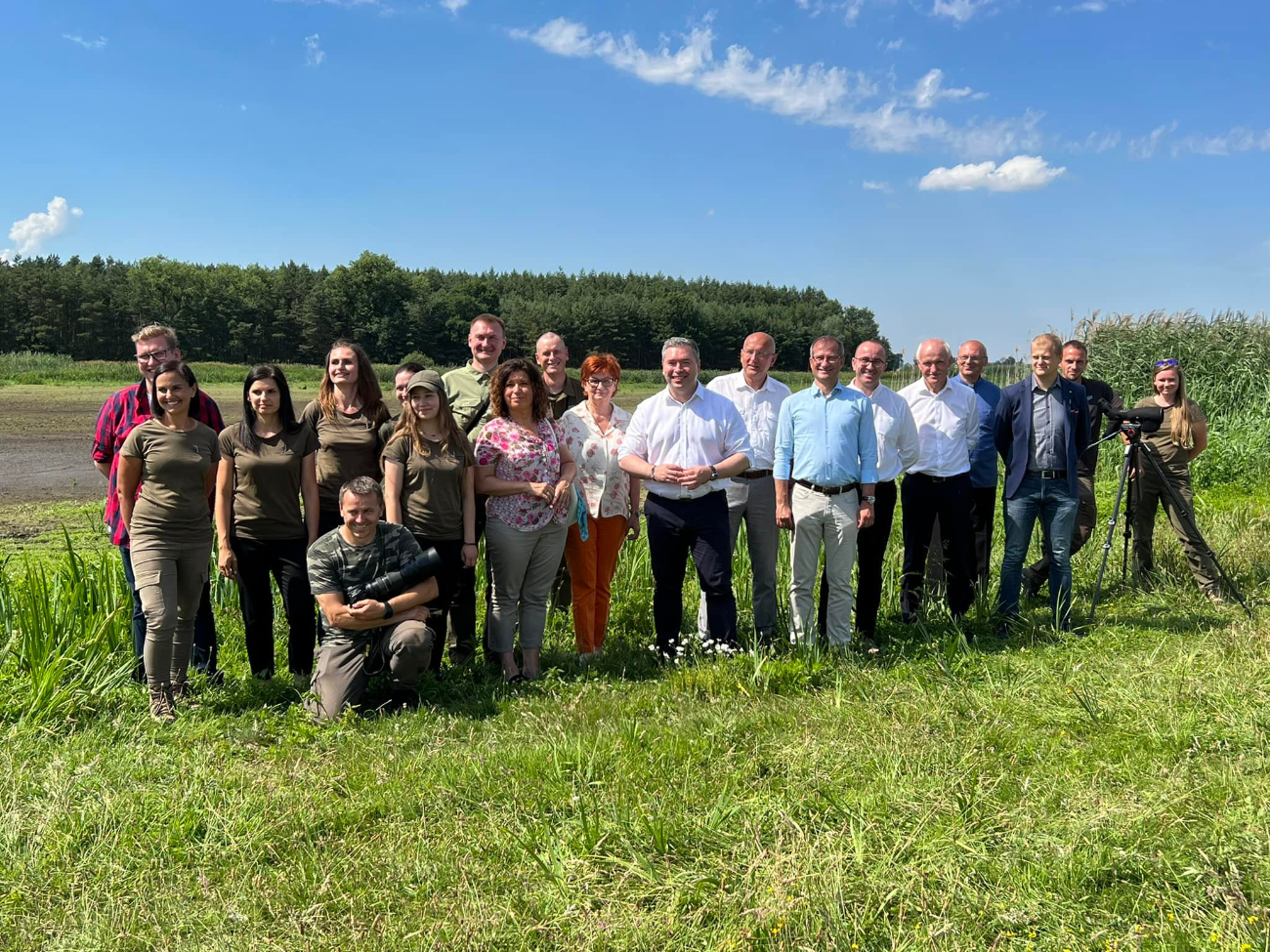 W inkubatorach odchowali ptaki. Właśnie wypuścili na wolność