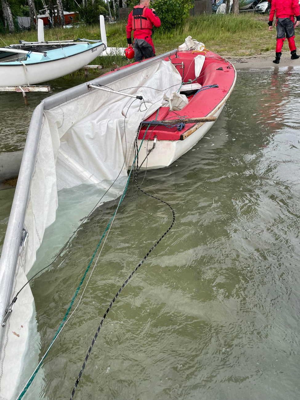Żeglarze w niebezpieczeństwie. Skrajnie wycieńczeni, bez kamizelek
