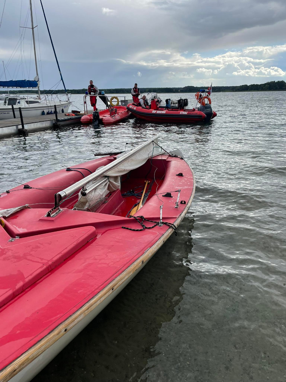 Żeglarze w niebezpieczeństwie. Skrajnie wycieńczeni, bez kamizelek