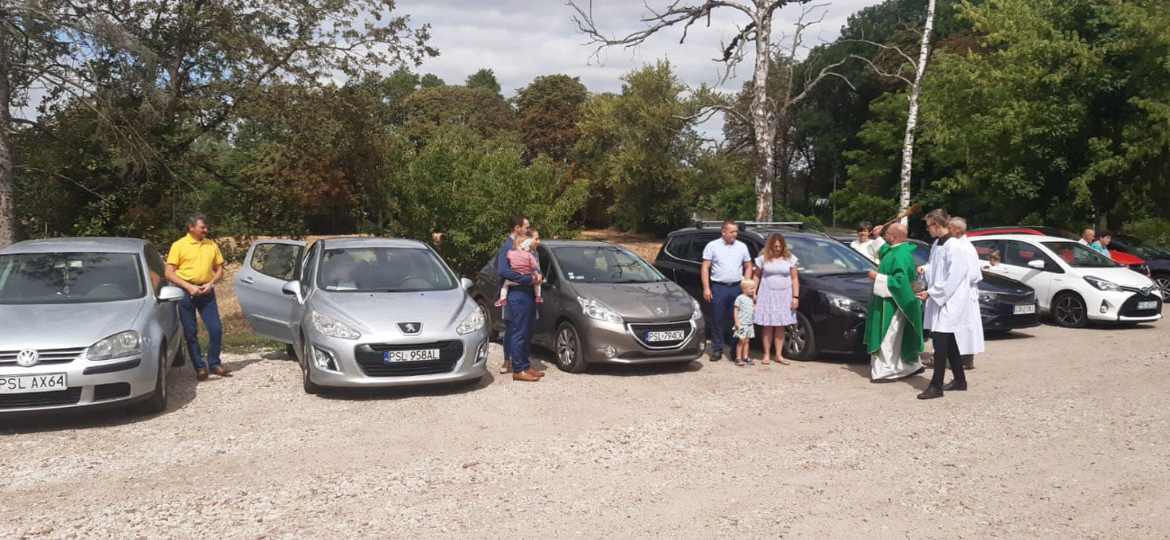 Księża święcili samochody. Zobacz zdjęcia z Ciążenia
