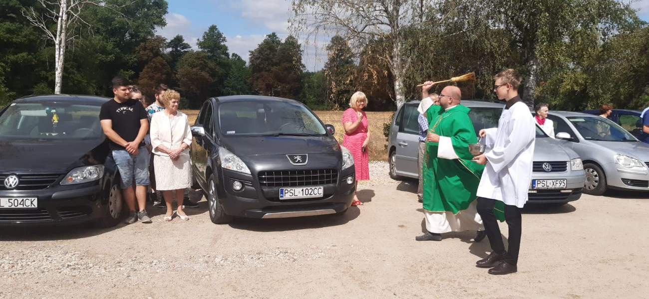 Księża święcili samochody. Zobacz zdjęcia z Ciążenia