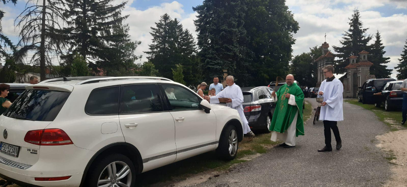 Księża święcili samochody. Zobacz zdjęcia z Ciążenia