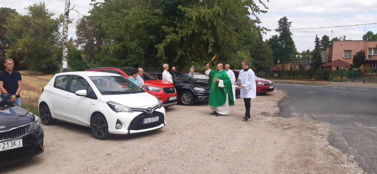 Księża święcili samochody. Zobacz zdjęcia z Ciążenia