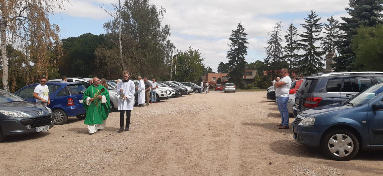 Księża święcili samochody. Zobacz zdjęcia z Ciążenia