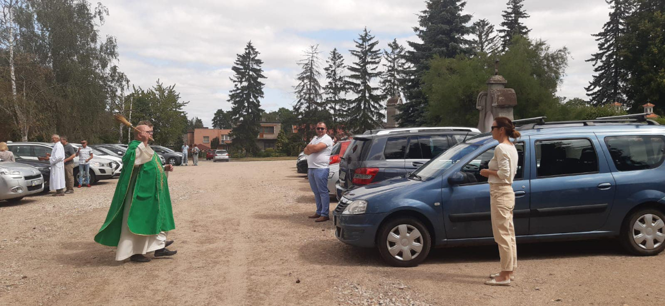 Księża święcili samochody. Zobacz zdjęcia z Ciążenia