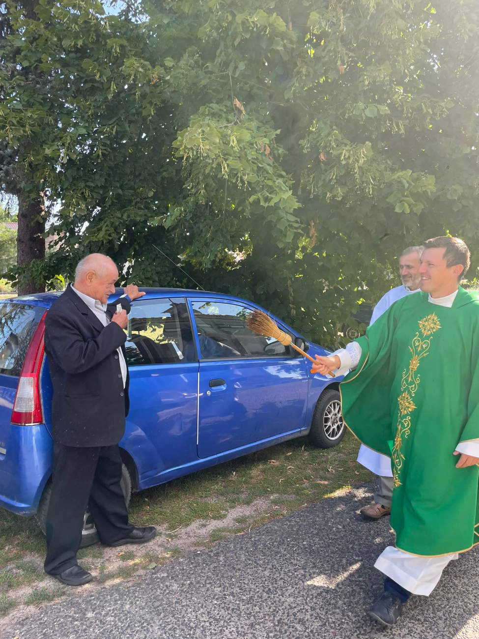 Księża święcili samochody. Zobacz zdjęcia z Ciążenia
