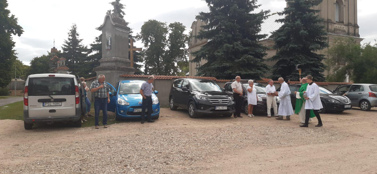 Księża święcili samochody. Zobacz zdjęcia z Ciążenia